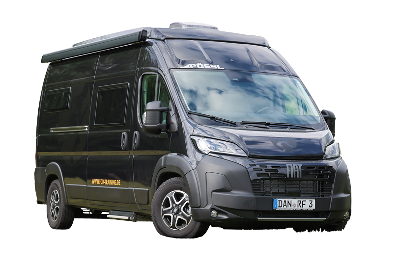 fox-camper-poessl-schraegansicht-freigestellt Schwarzer Pössl Campervan mit Fiat-Front in schräger Seitenansicht, freigestellt auf weißem Hintergrund