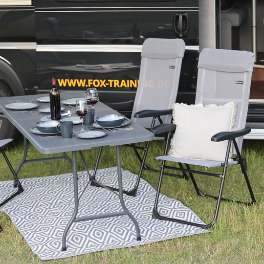 Campingtisch und Campingstühle als Zusatzoption für Wohnmobil oder Camper im Wendland (Lüchow-Dannenberg) – gemütlich draußen essen und entspannen.