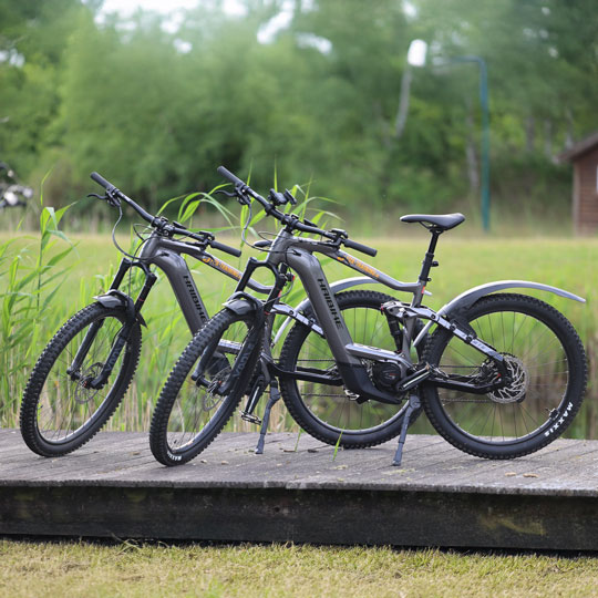 Zwei moderne E-Bikes als Zusatzleistung zum Camper mieten – flexibel und aktiv unterwegs mit Fox Camper.
