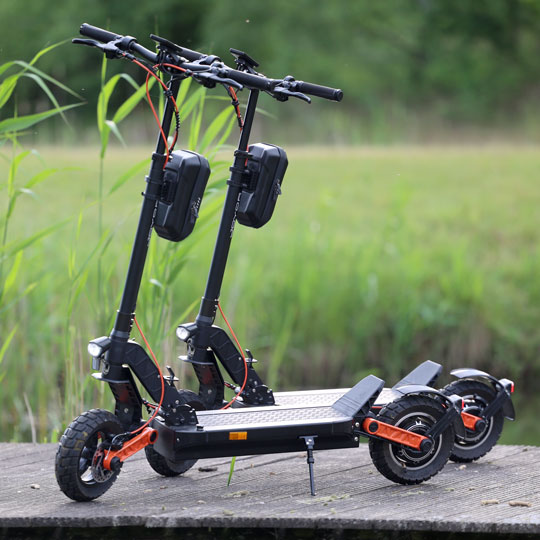 Zwei E-Roller als Zusatzleistung zum Camper mieten – flexibel unterwegs am Urlaubsort mit Fox Camper.