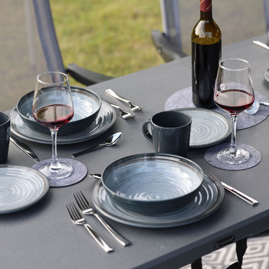 Hochwertiges Geschirrset als Zusatzleistung zum Camper mieten – alles dabei für gemütliche Mahlzeiten mit Fox Camper.