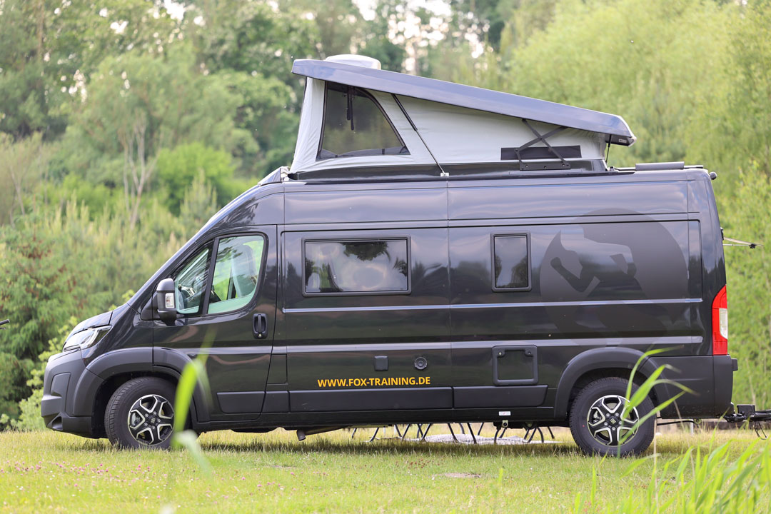 Außenansicht des Pössl Campervan mit geöffnetem Aufstelldach – modernes Wohnmobil bei Fox Camper mieten.
