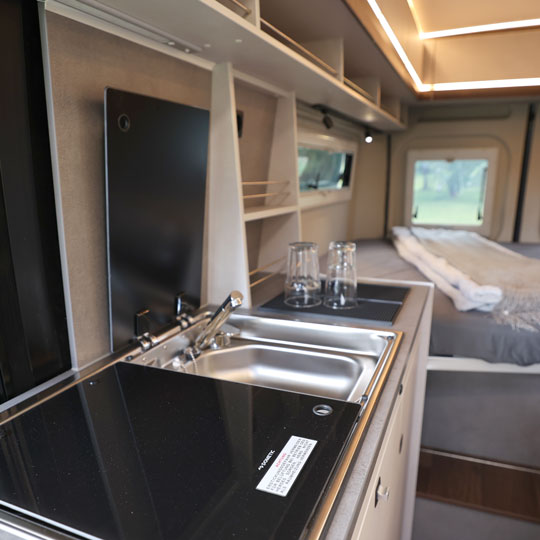 Moderne Campervan-Küche im Pössl Summit Shine 600 – Wohnmobil mieten in Lüchow-Dannenberg (Wendland) bei Fox Camper.